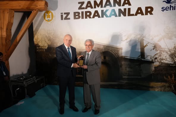 518292016_741757035150630_8305688580881349354_n Geçtiğimiz hafta ŞEHİRDER olarak düzenlediğimiz "Zamana İz Bırakanlar" programında kendisine vefa plaketi takdim ettiğimiz, Erzurum Teknik Üniversitesi’nin kurucu rektörü, Yükseköğretim Kurulu Üyesi, kıymetli hemşehrimiz Prof. Dr. Muammer Yaylalı’nın kalp krizi sonucu vefat ettiğini büyük bir üzüntüyle öğrenmiş bulunuyoruz.