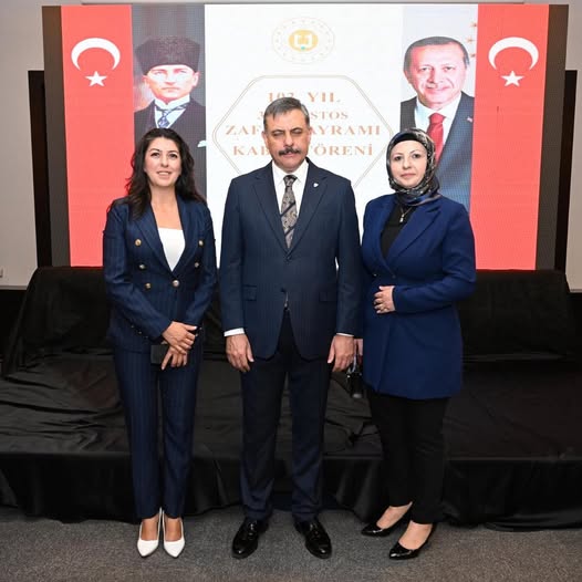🇹🇷 30 Ağustos Zafer Bayramı 🇹🇷 Milli Mücadelemizin 103. yıl dönümü vesilesiyle düzenlenen Zafer Bayramı Resepsiyonuna, Sayın Valimiz Mustafa Çiftçi’nin davetiyle Dernek yöneticilerimizle birlikte katılım sağladık.