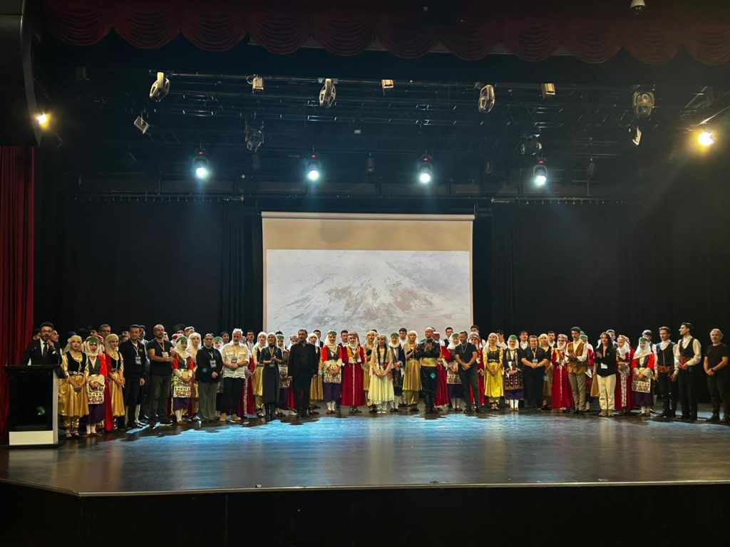 2-1024x768 Ege Üniversitesi Devlet Türk Musikisi Konservatuvarı Türk Halk Oyunları Bölümü Ekin Dans Topluluğu Olarak Uca Dağlar isimli programını coşkuyla icra ettik . İzleyenlerin hayran kaldığı programımızda Halk Oyunları coşkusu vardı.