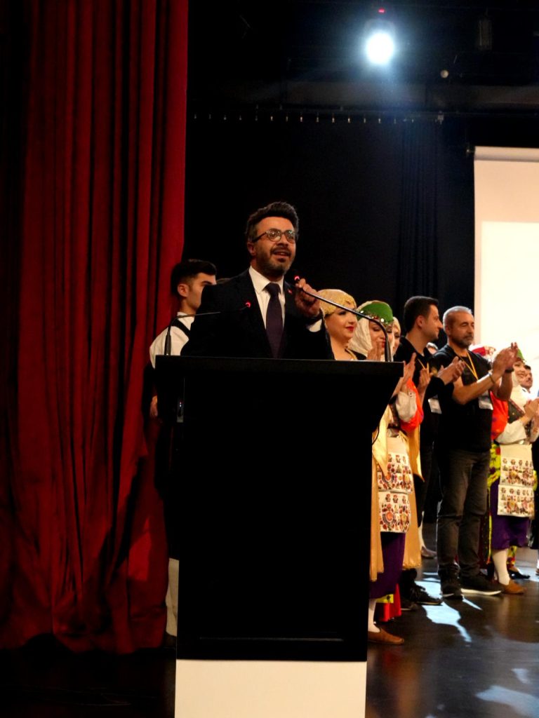 3-768x1024 Ege Üniversitesi Devlet Türk Musikisi Konservatuvarı Türk Halk Oyunları Bölümü Ekin Dans Topluluğu Olarak Uca Dağlar isimli programını coşkuyla icra ettik . İzleyenlerin hayran kaldığı programımızda Halk Oyunları coşkusu vardı.